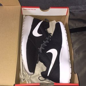 BRAND NEW Nike Roshes